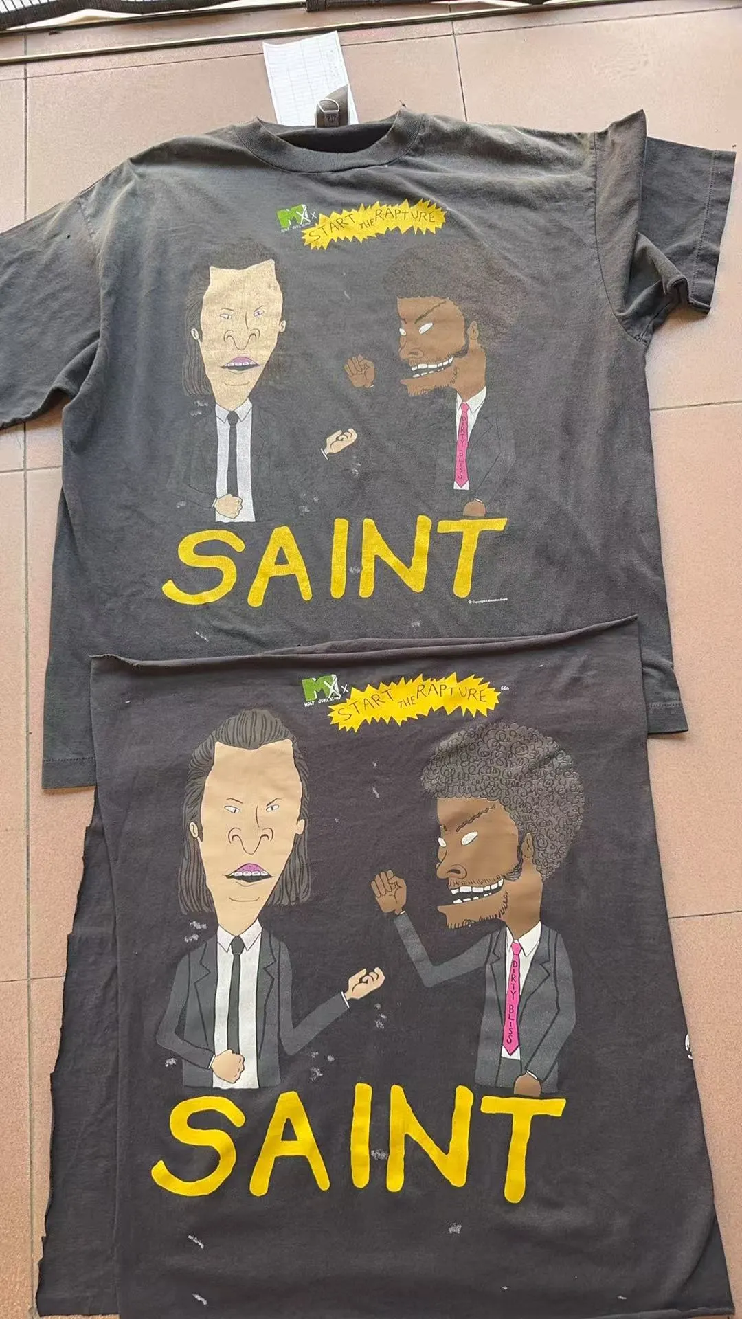Printing proofing SAINT Mxxxxxx RAPTURE SS TEE/BLK Beavis and Butt-Head cartoon character TEE Washed black S-XL The print comes from the characters of the American classic animation "Beavis and Butt-Head" and also pays tribute to the two classic killer characters in "Pulp Fiction". Very witty and humorous. Fully washed with water. Beavis fading process. Wormhole destruction treatment. Making ready-to-wear retro yet fashionable